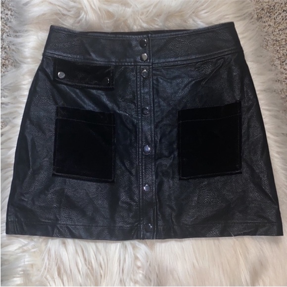 NWOT Guess A-Line Black Skirt with Velvet Pockets - Picture 12 of 15